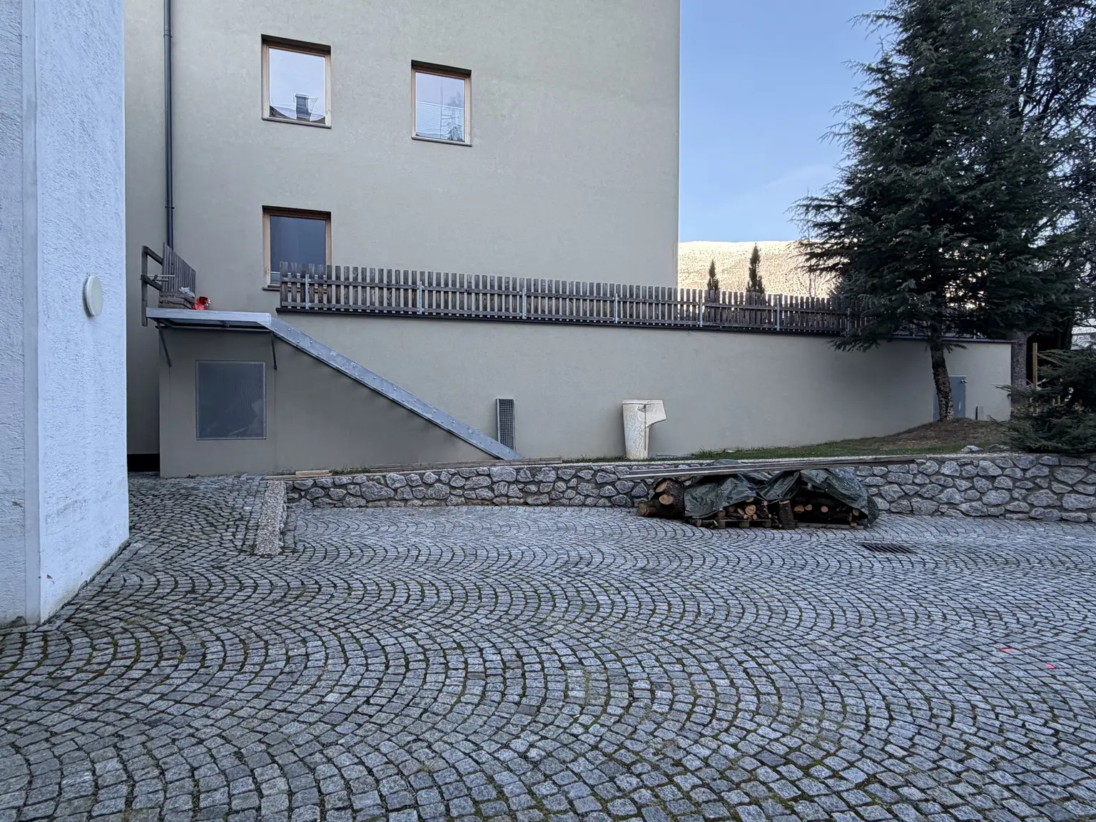 Parkplatz Haus.jpg