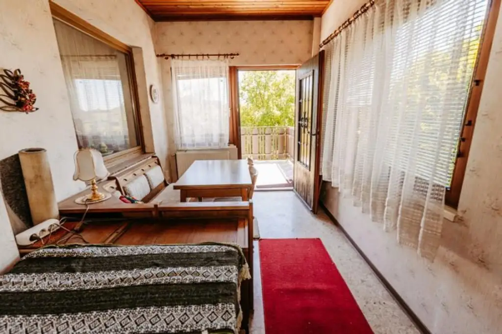 Elegantes, gepflegtes Einfamilienhaus mit Garage und uneinsehbarem Garten, Altbaumbestand