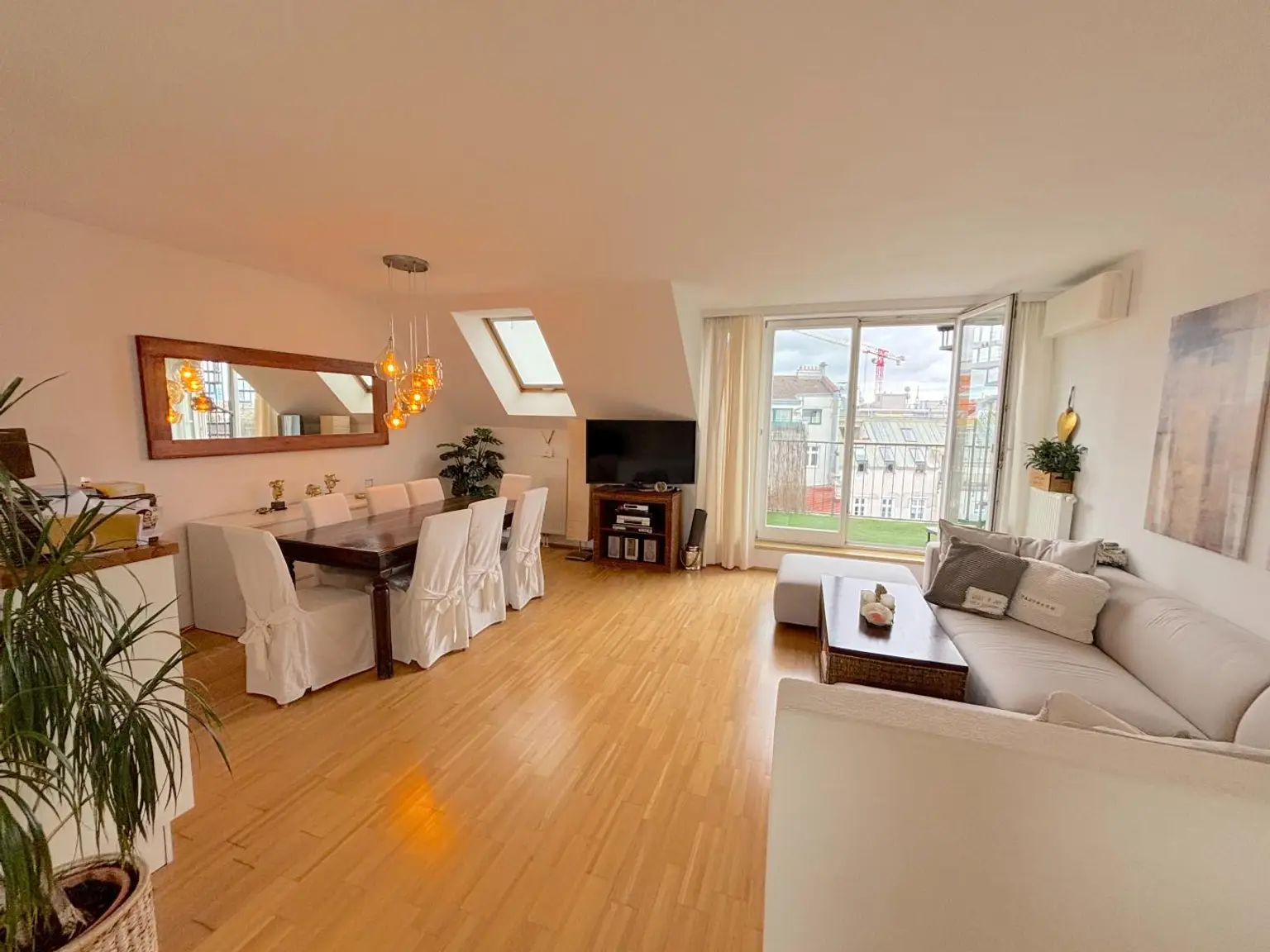 Gut geschnittene Dachgeschoßwohnung in beliebter Wiener Lage