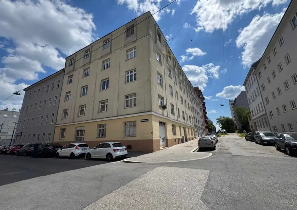 Eckzinshaus mit Rohdachboden