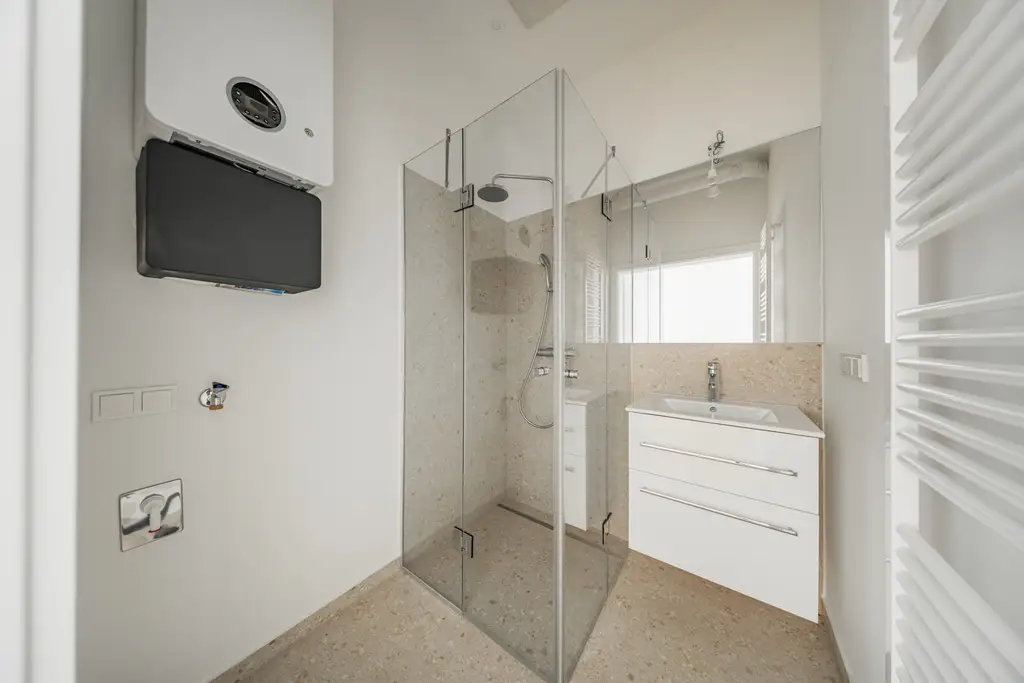 Sanierte Altbauwohnung in ruhiger Innenhoflage – hochwertiger Erstbezug mit Stil!