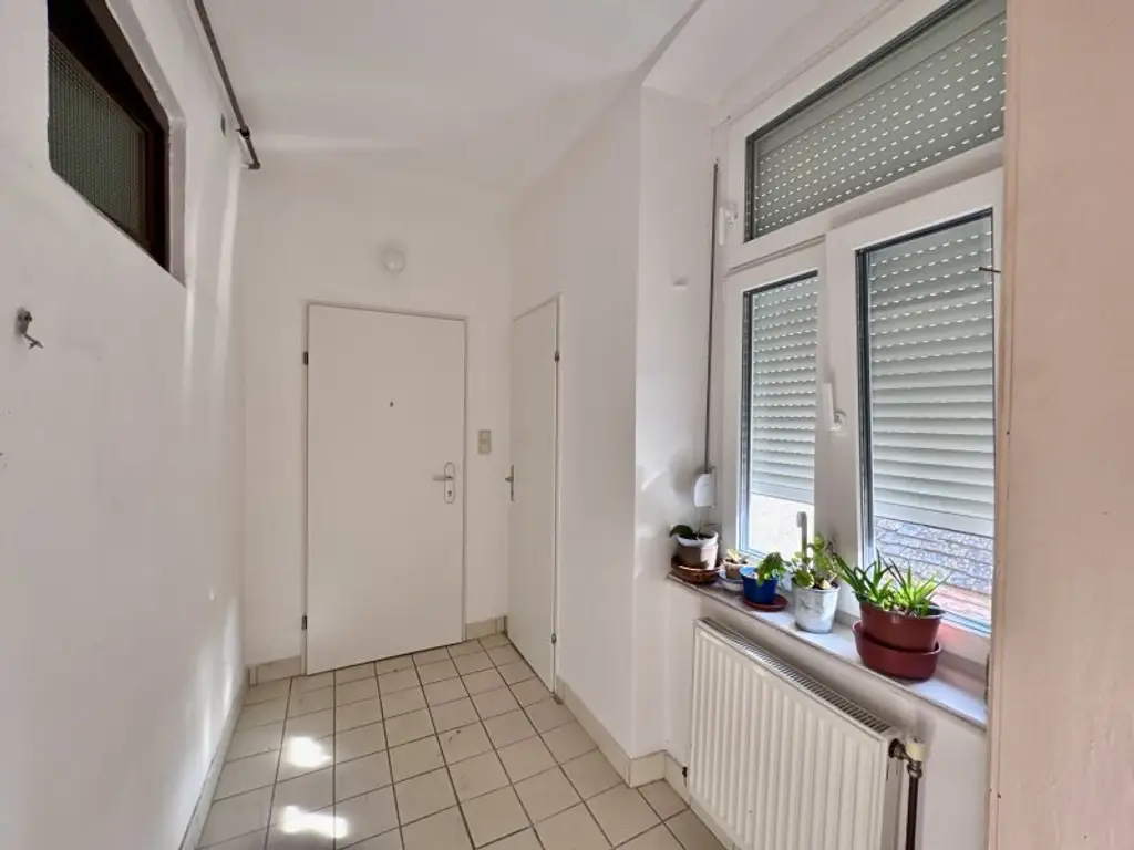 3 ZIMMER ALTBAUWOHNUNG IN SEHR GUTER INFRASTRUKTUR
