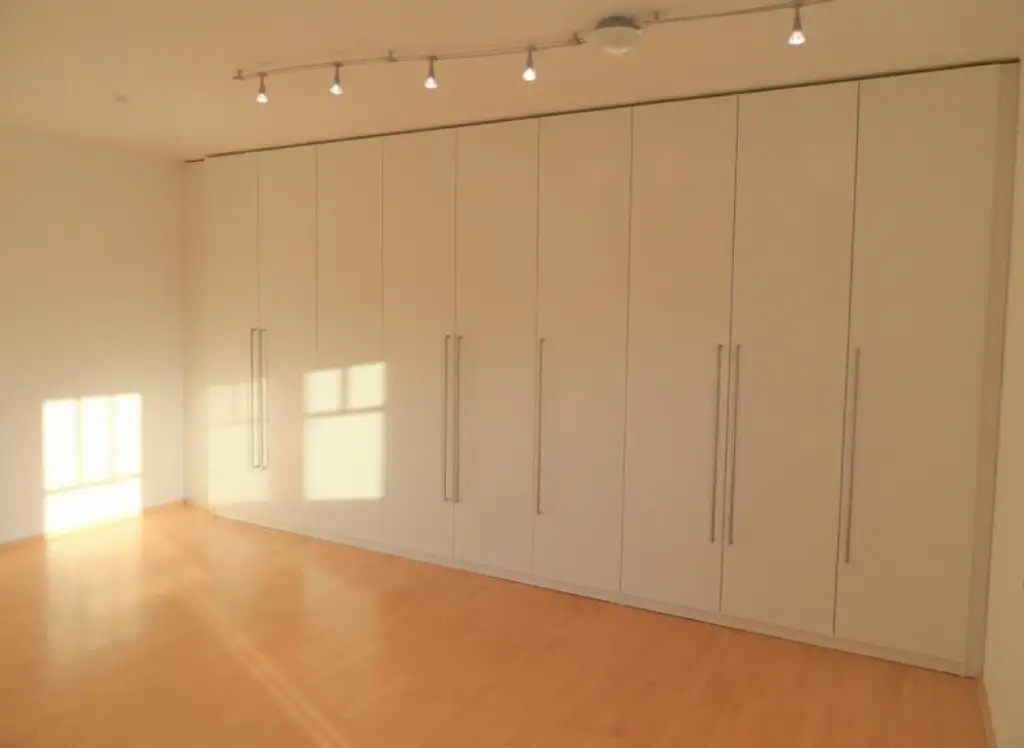 >> MIETHAUS mit 6 ZIMMER, DOPPELGARAGE, KELLER und EIGENGARTEN, am ORTSRAND!