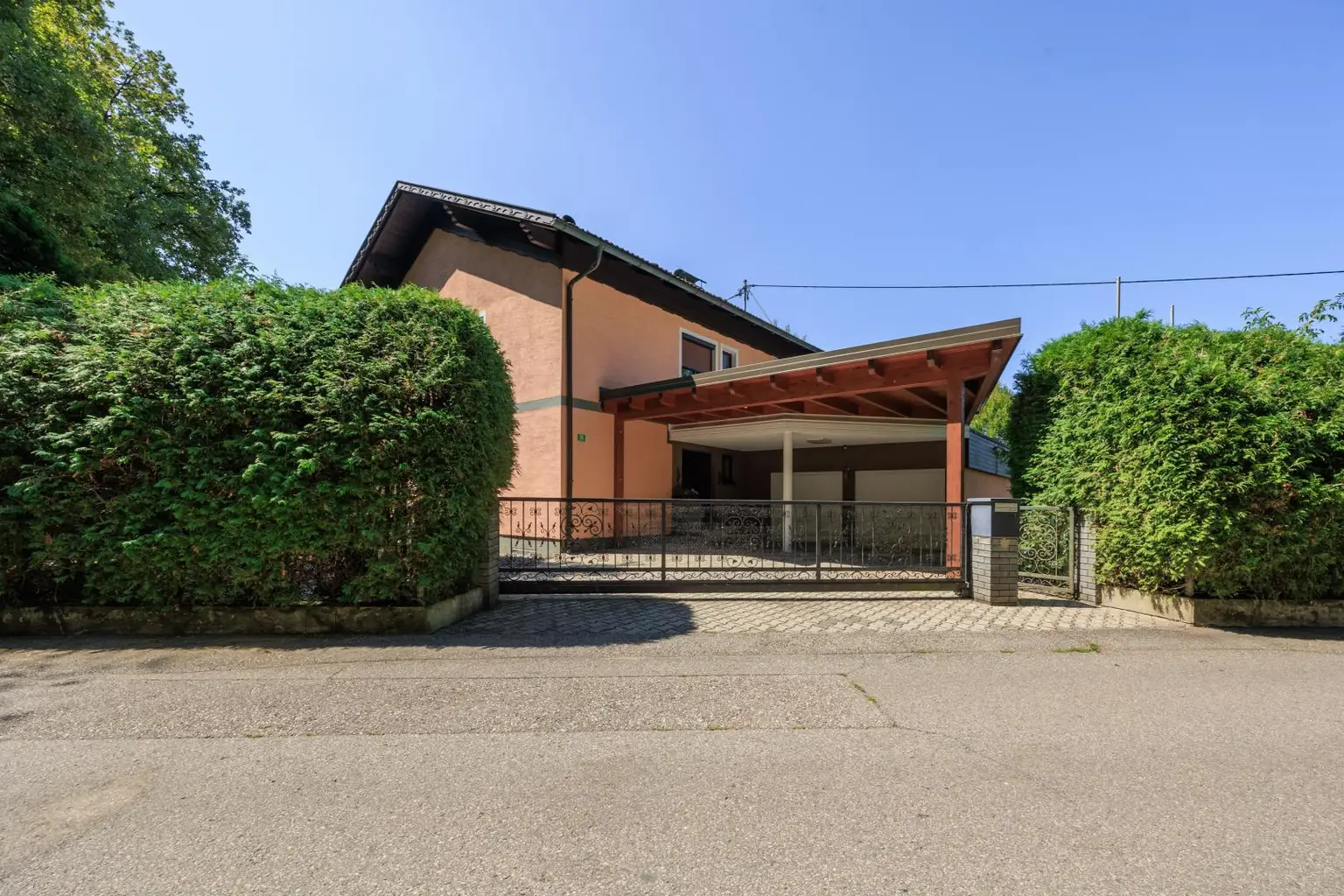 Mehrfamilienhaus mit Park