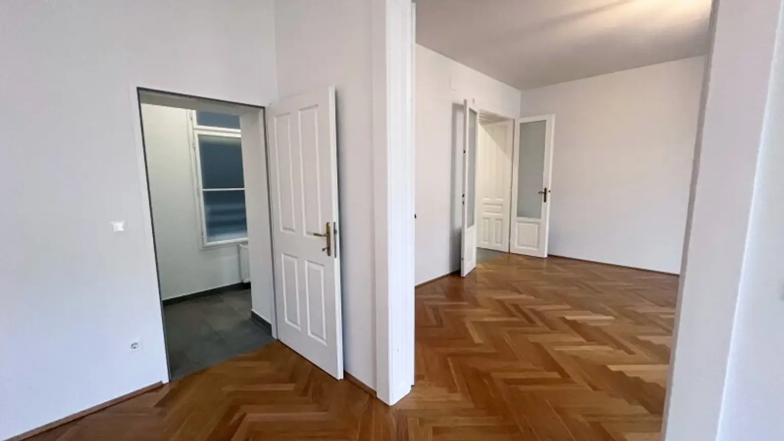 GROSSZÜGIG GESCHNITTENER 2-ZIMMER-ALTBAU IN TOLLER LAGE