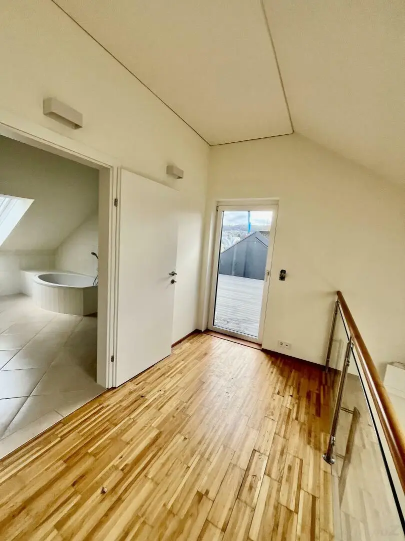 Maisonette: 1.OG und Dachgeschoss mit uneinsichtiger Dachterrasse, Parkplatz, top Ausstattung, Andritz
