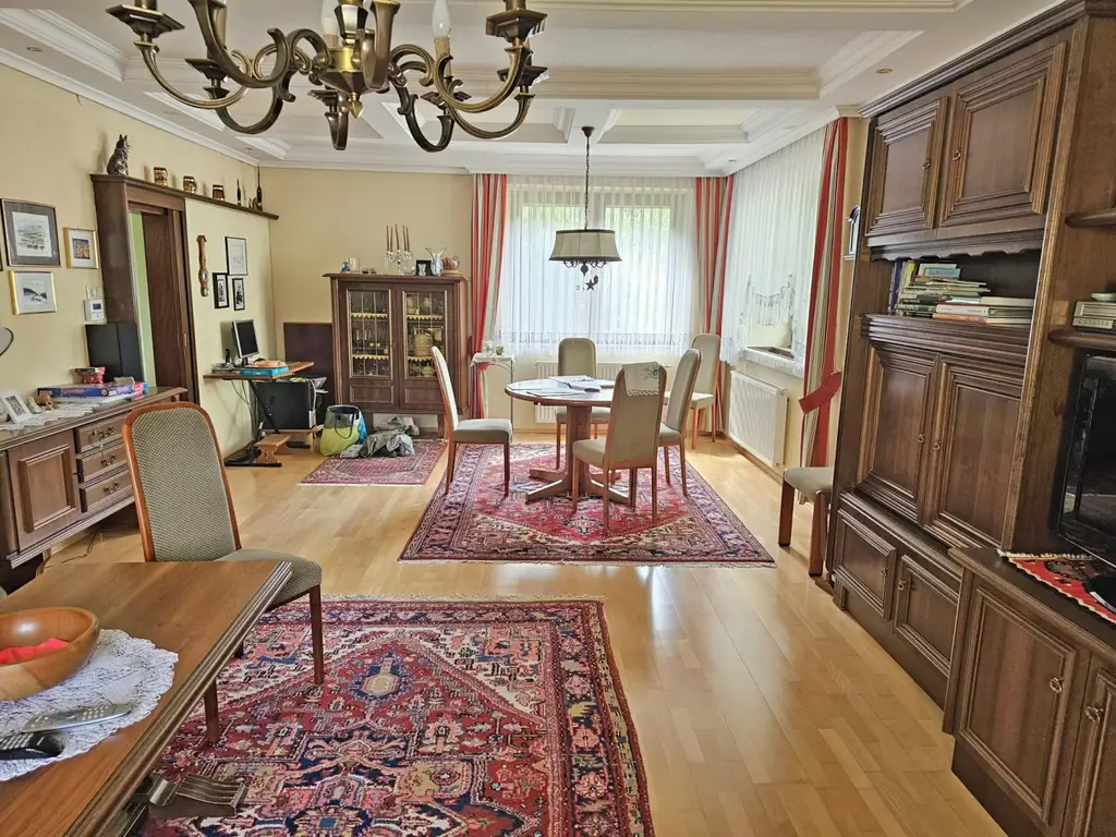 Einfamilienhaus mit Garage und Terrasse.