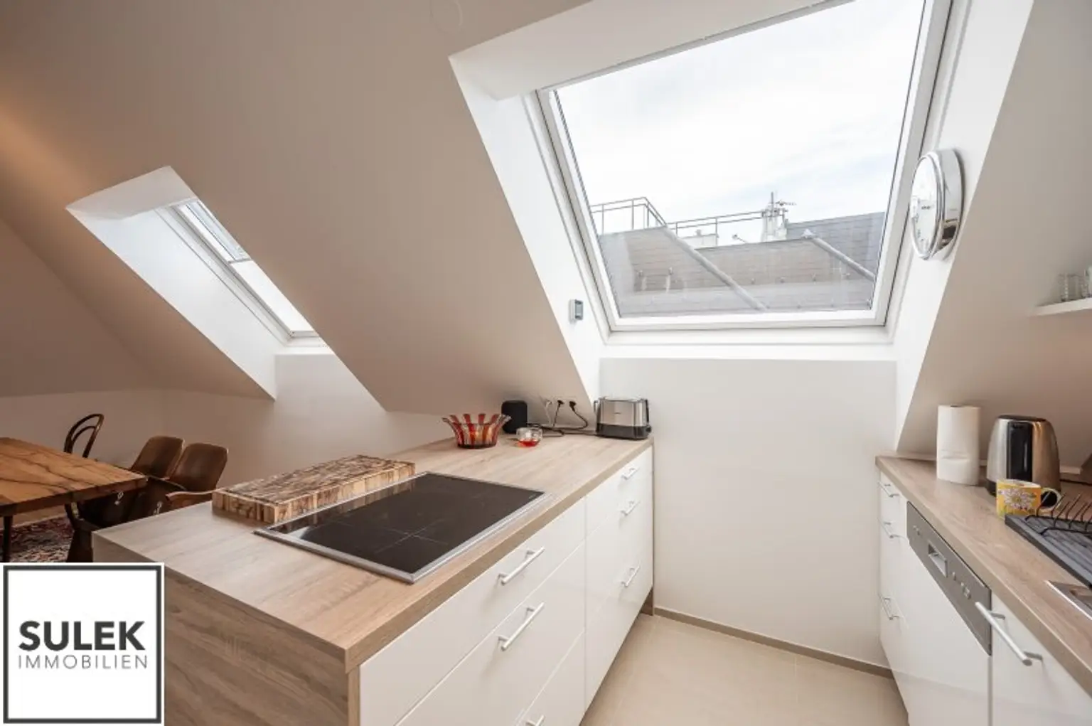 Ab Dezember: zentral begehbare 3 Zimmer Dachgeschoss Wohnung mit südseitigem Balkon im Herzen Döblings!