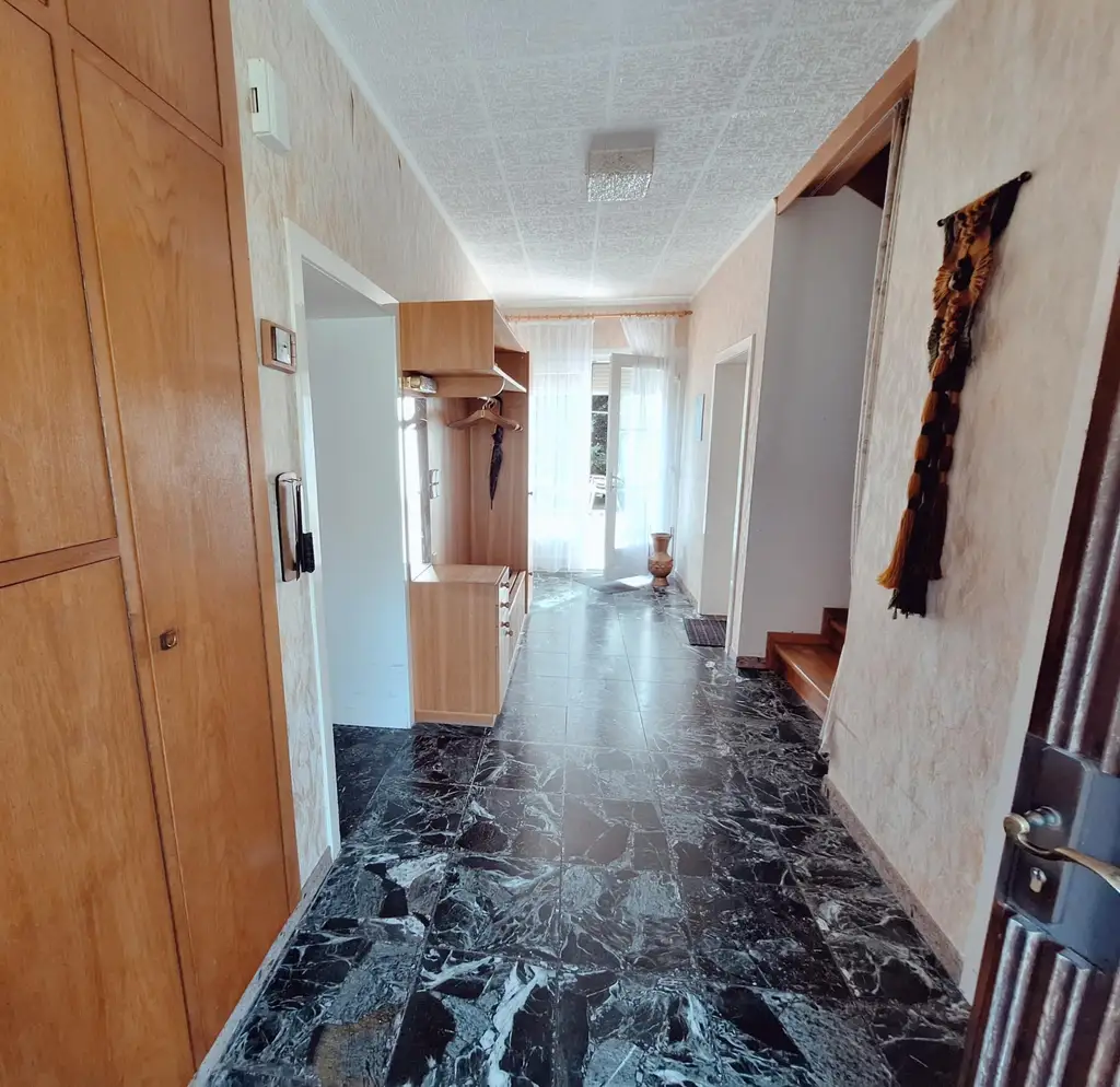 EINFAMILIENHAUS MIT GROSSEM GRUND