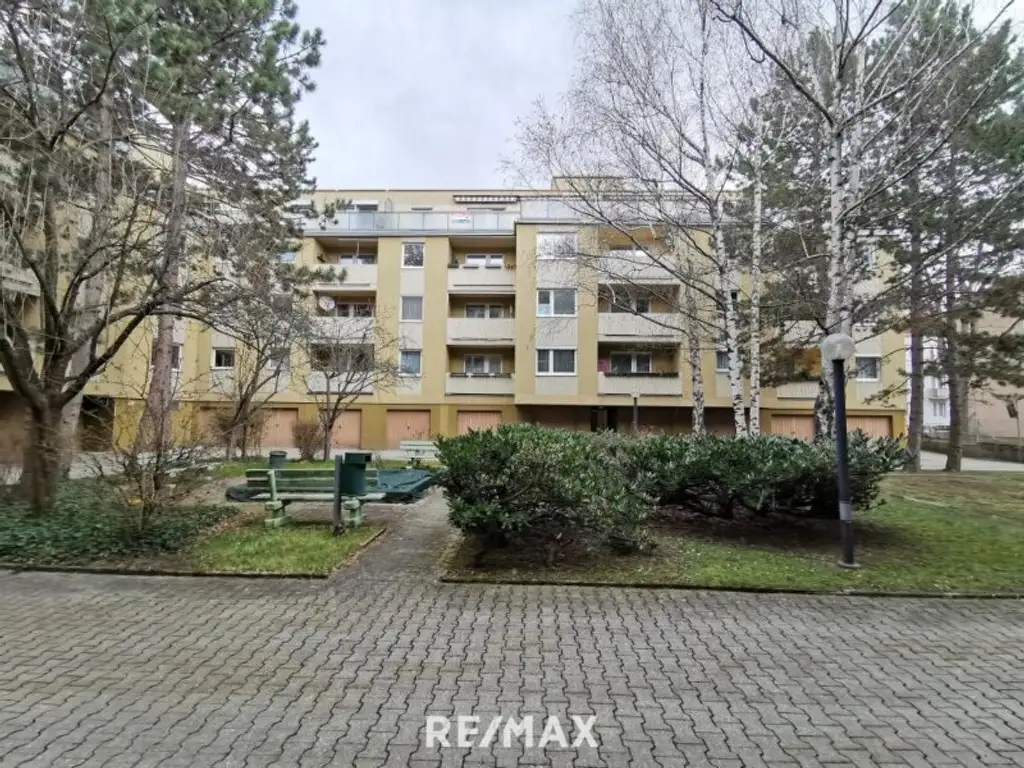 Erstbezug DG-Wohnung, 2 Terrassen, ruhig gelegen, Garage möglich.