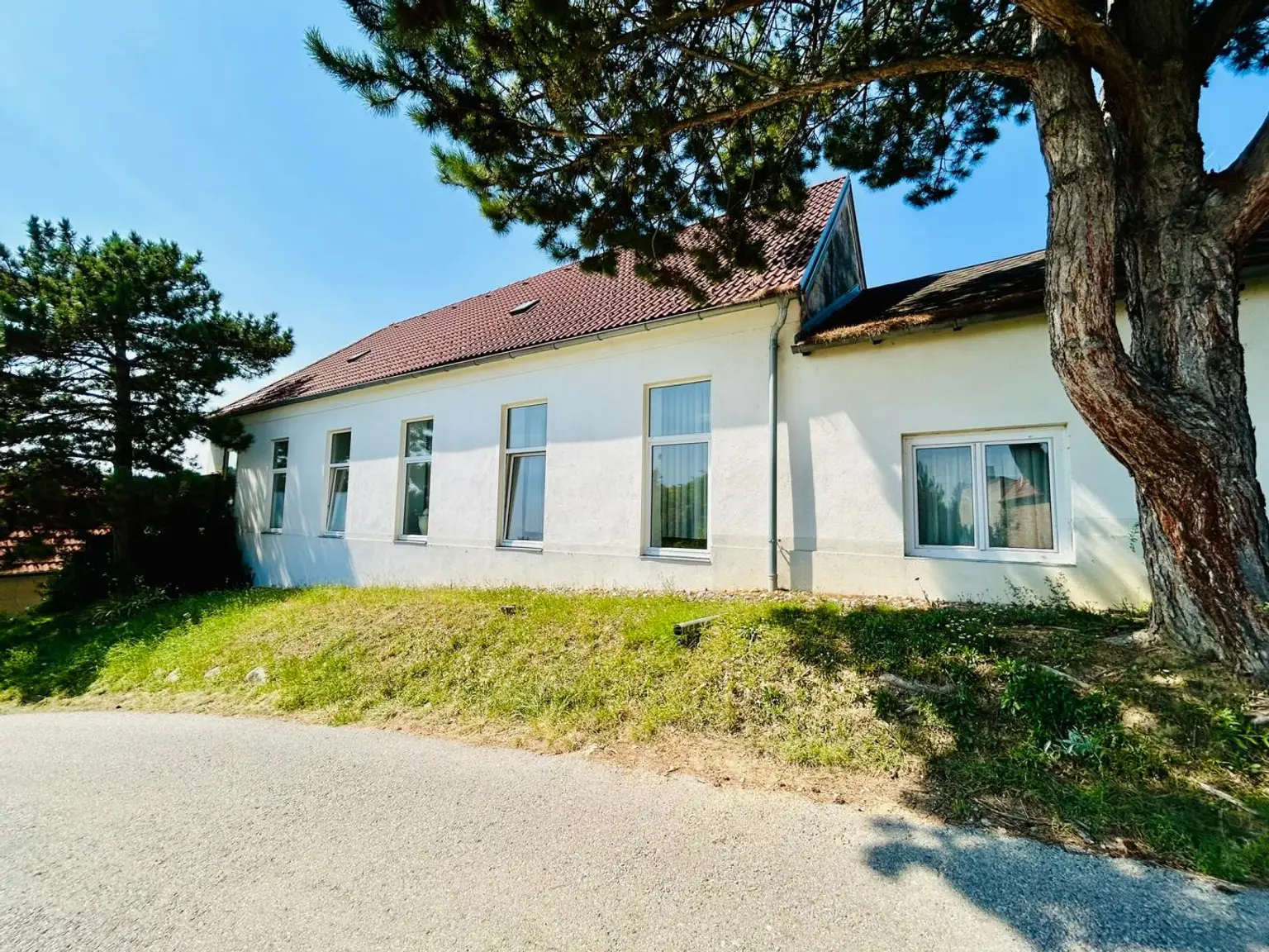 Ehemalige Schule/Gaststätte mit Wohnhaus