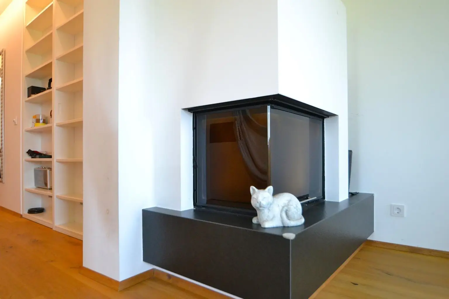 moderner Kaminofen im Obergeschoß
