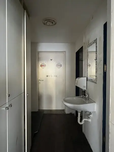 220 m² Geschäftsfläche für Büro/ Praxis/ Lokal mit großen Auslagenfronten nähe Hütteldorfer Straße!