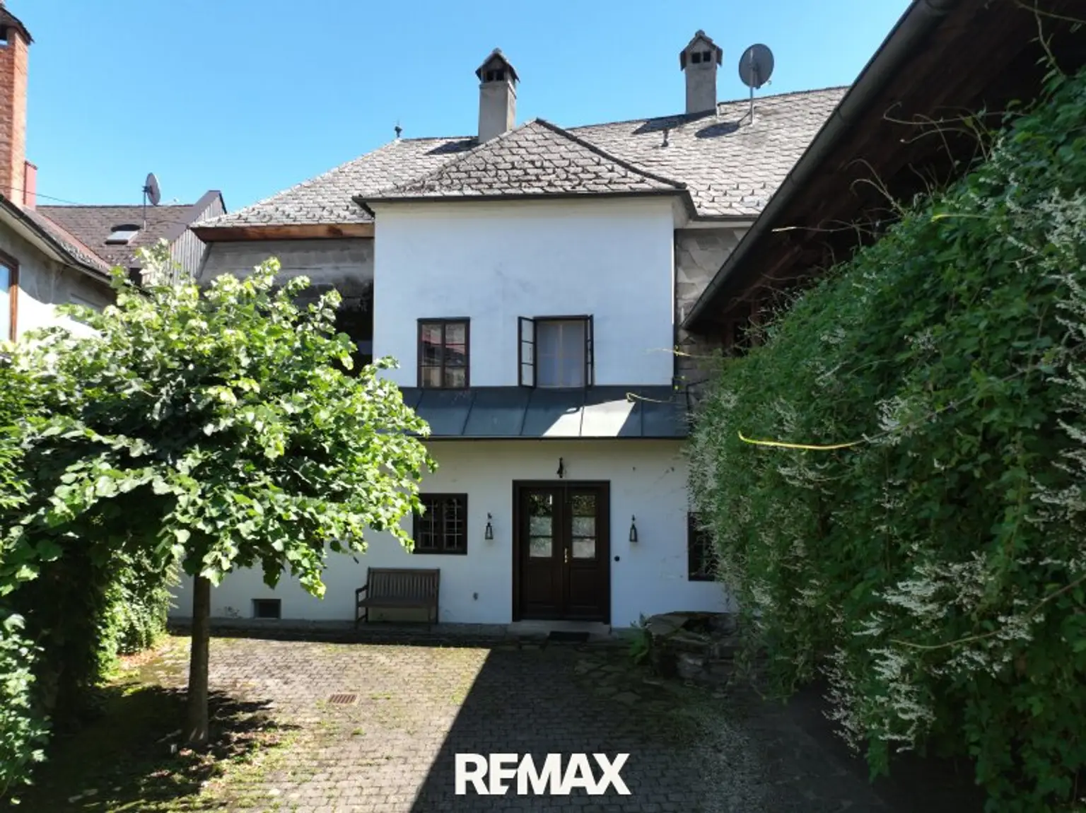 Wohnhaus mit unseinsehbarem großen Garten