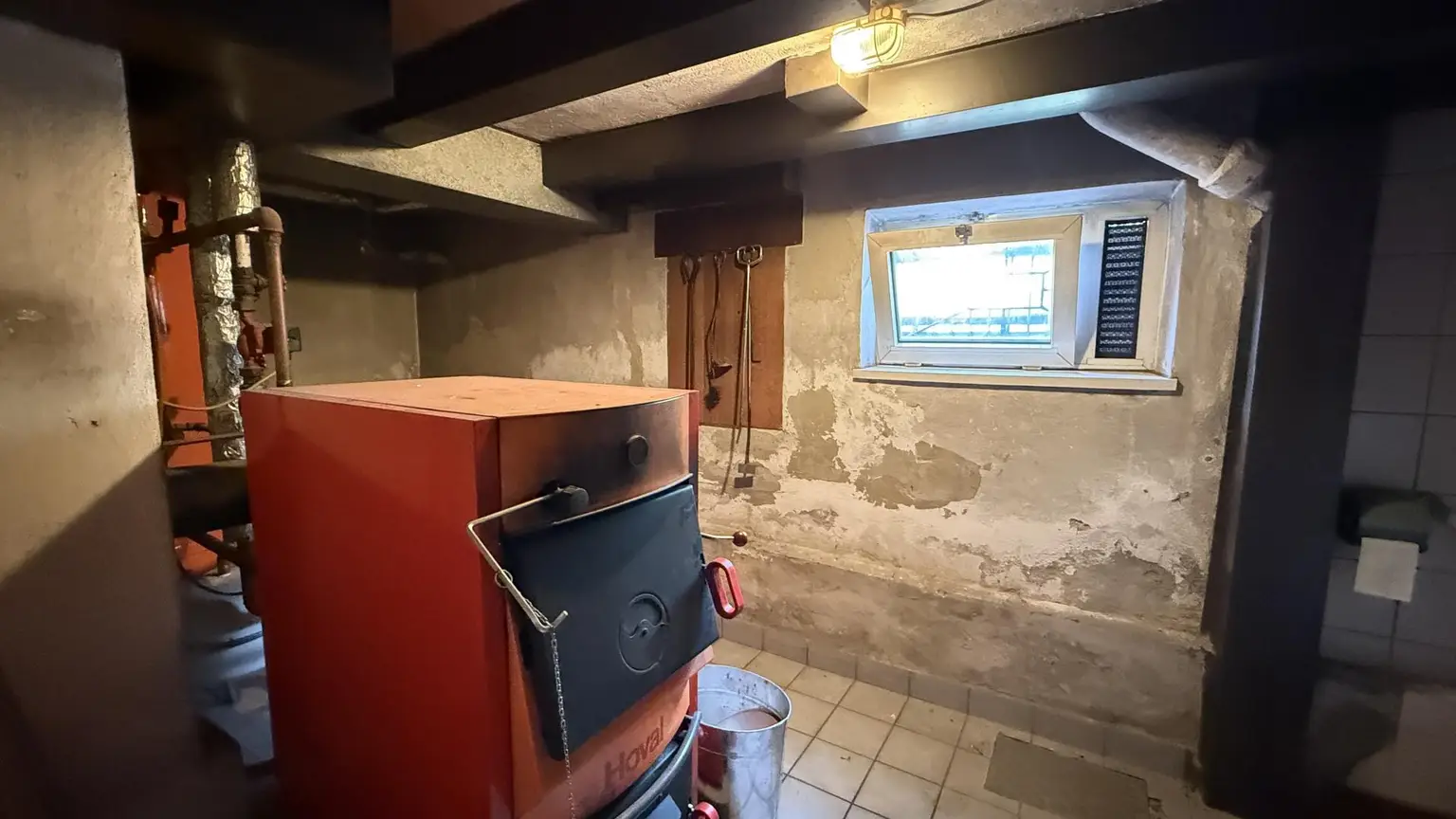 Heizraum mit Holzheizung