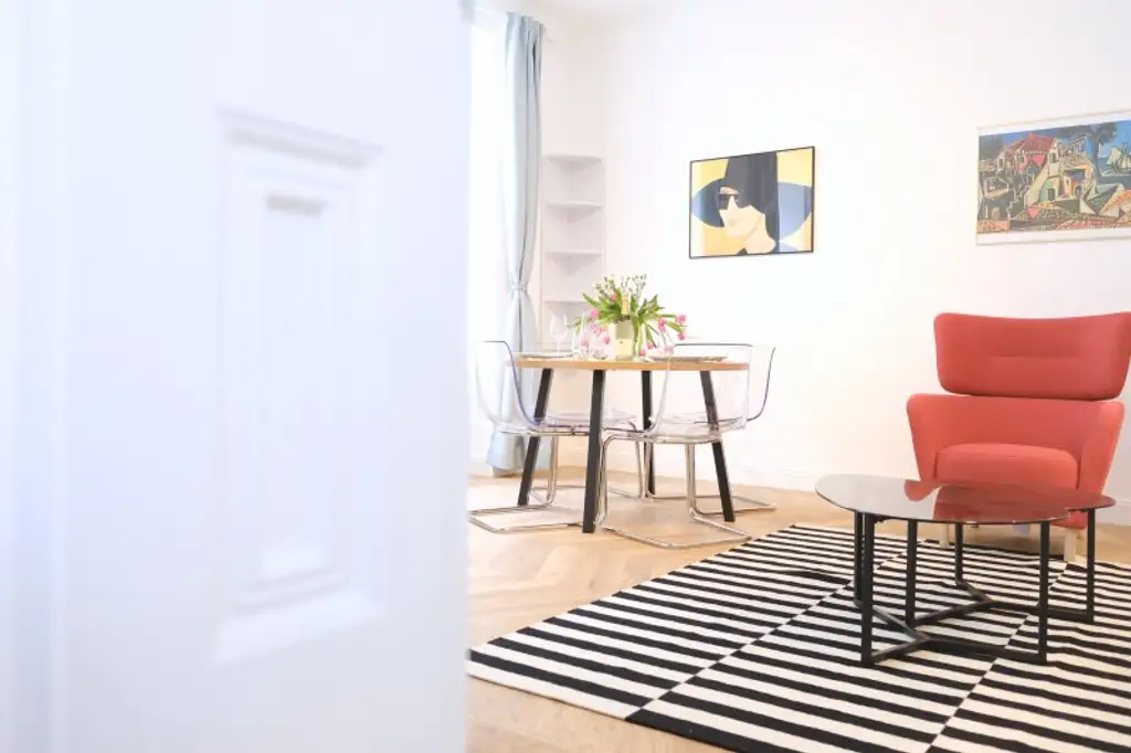 Wunderschöne und generalsanierte 2- Zimmer Altbauwohnung in Top Lage!!!