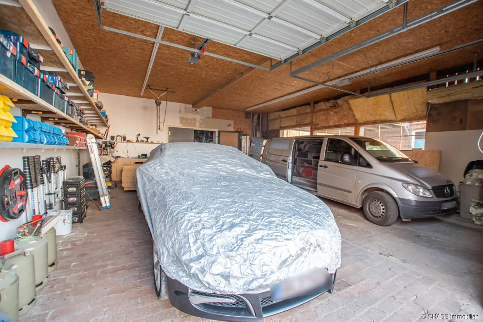 Großflächige Garage Scheunengebäude