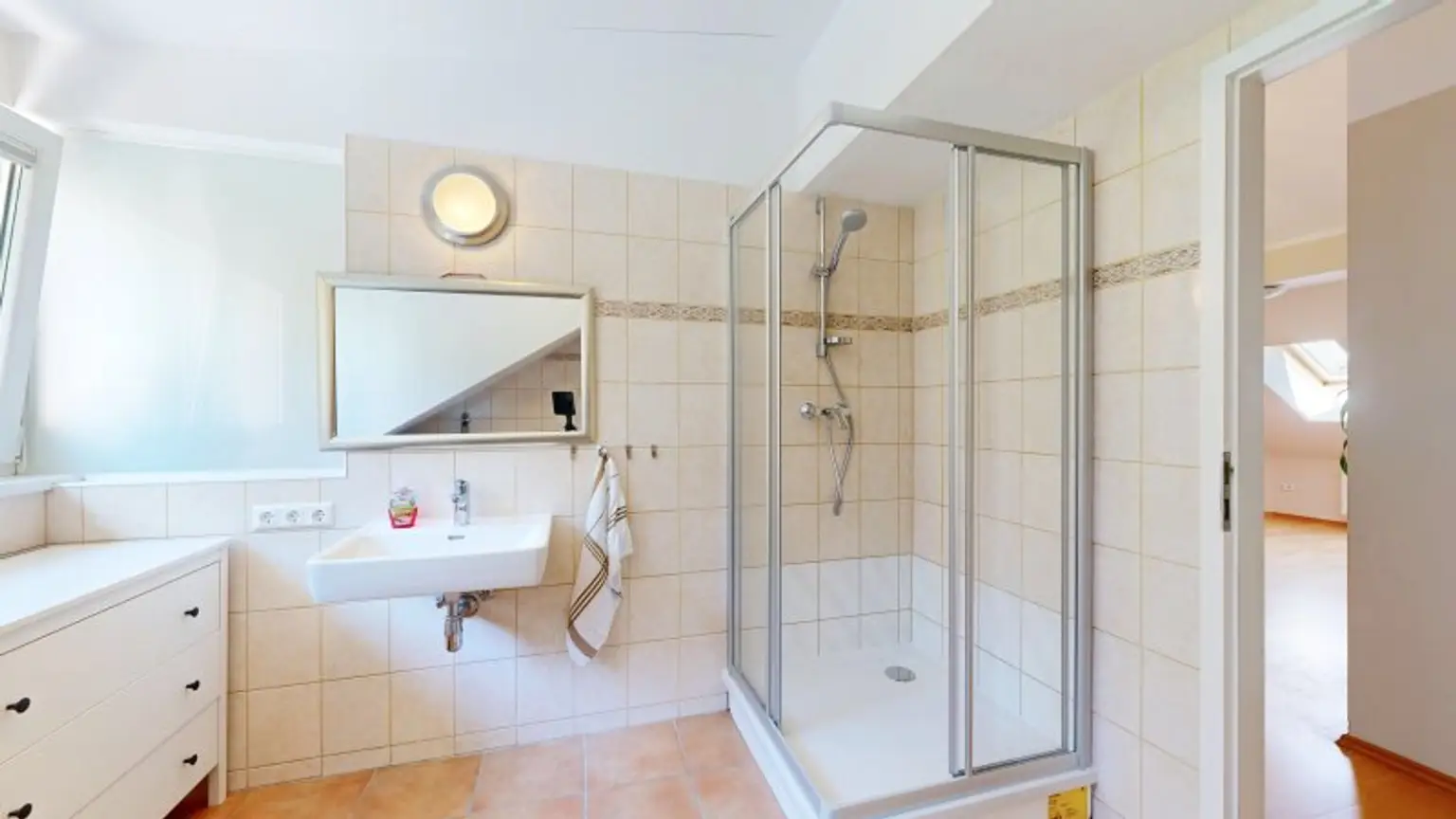 Gemütliche Dachgeschoss-Wohnung | Veranda | Grünlage | gute Verkehrsanbindung
