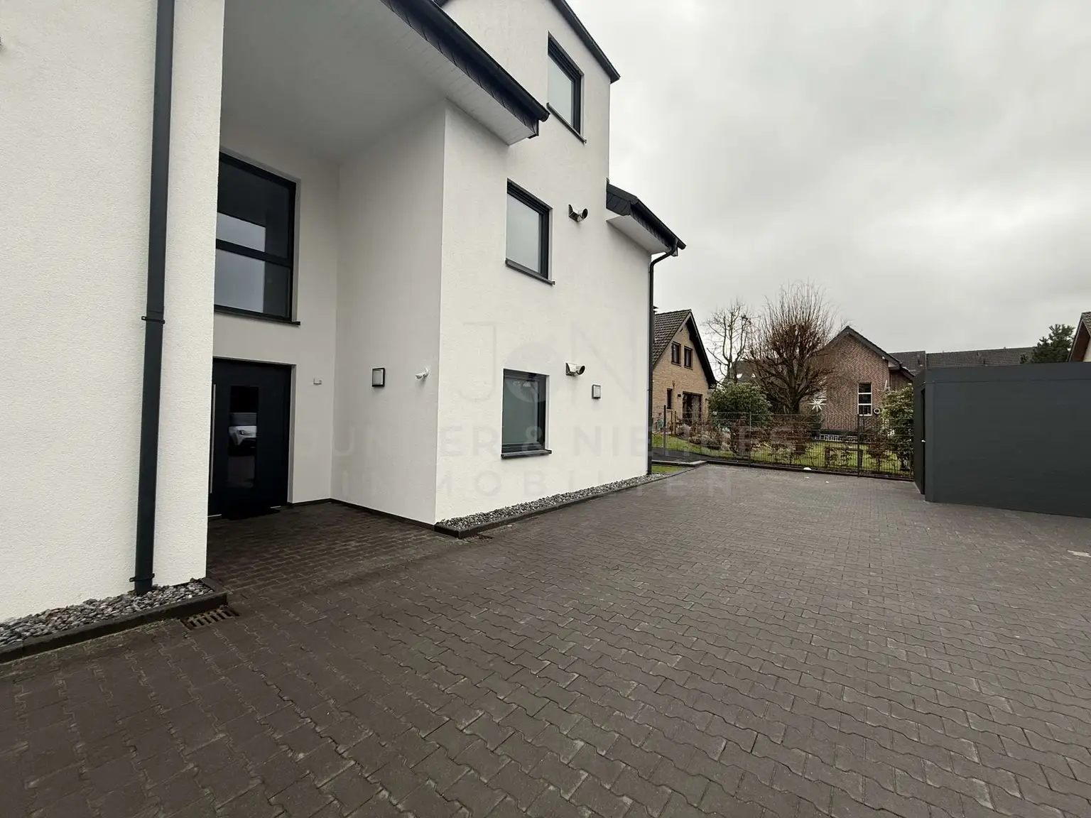 Eingang mit Blick auf Fahrradgarage