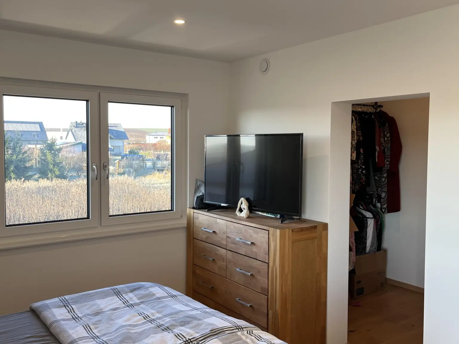 Schlafzimmer mit Schrankraum (ca. 5 m²)