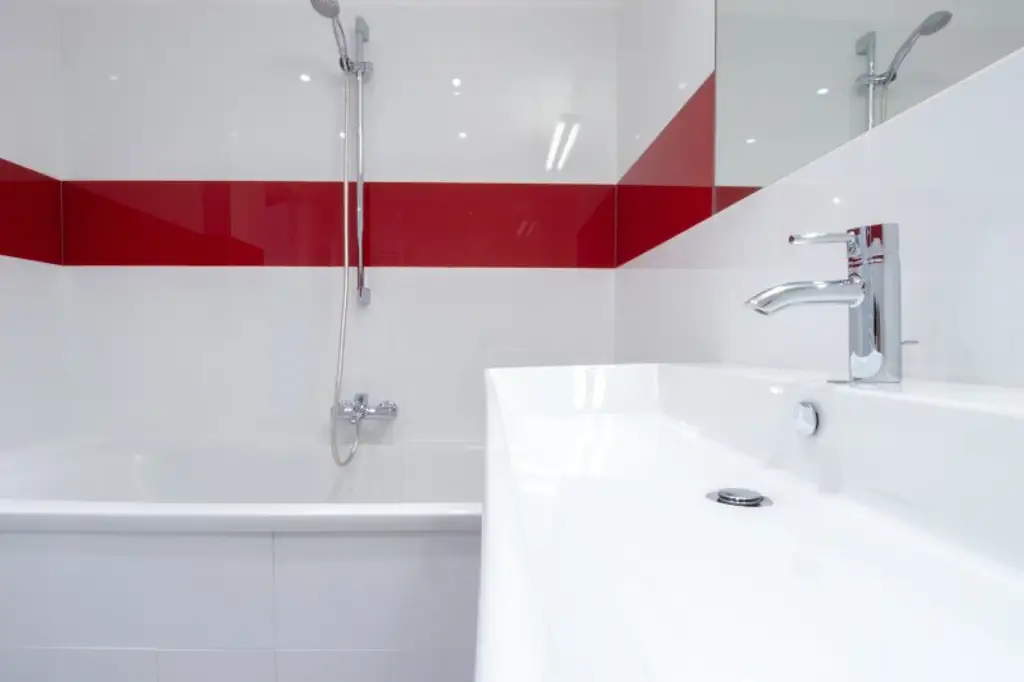 ZUM VERKAUFEN! Attraktive Kapitalanlage: Vermietete charmante Kleinwohnung mit großzügigem Balkon und Tiefgaragenstellplatz! Nähe U6 Spitz!