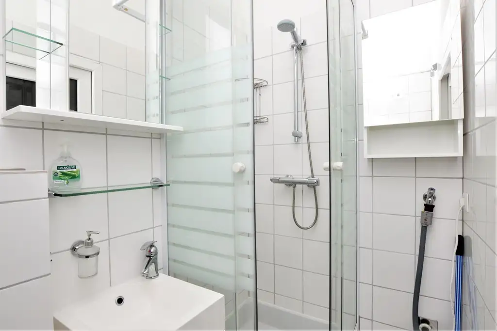 Charmante 1-Zimmer-Altbauwohnung mit Balkon in Hofruhelage