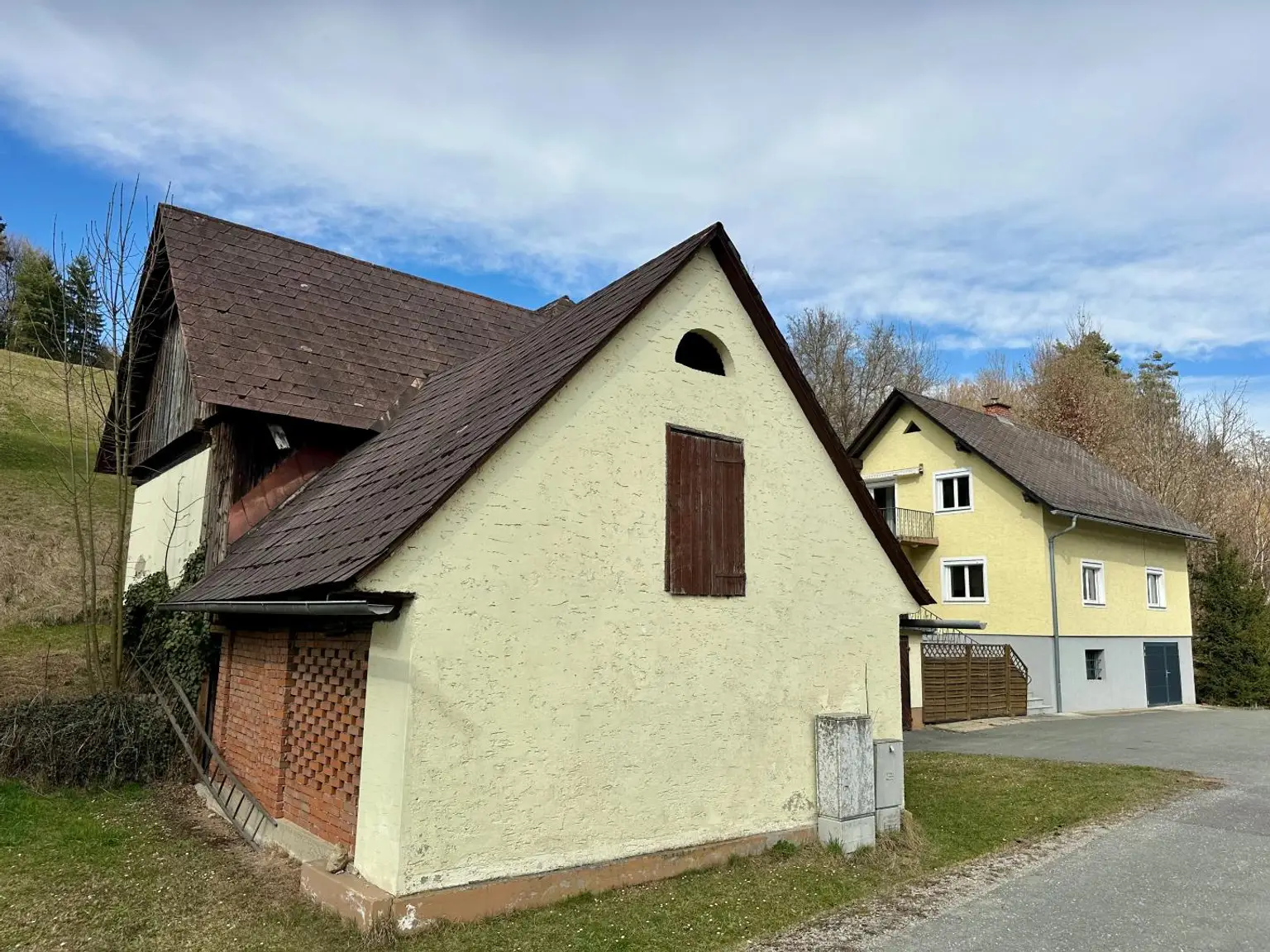 Haus mit Wirtschaftsgebäude