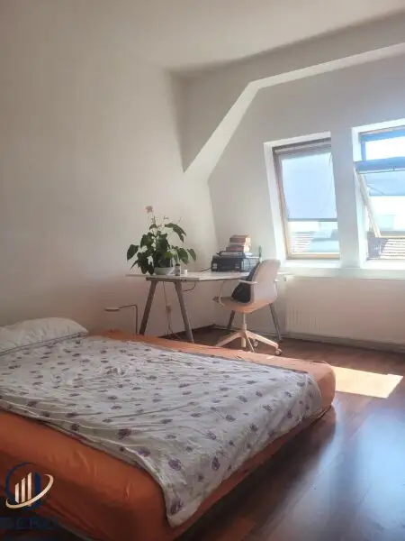 "Diese 5 Zimmer-Altbauwohnung mit sonniger Terrasse wartet genau auf SIE"