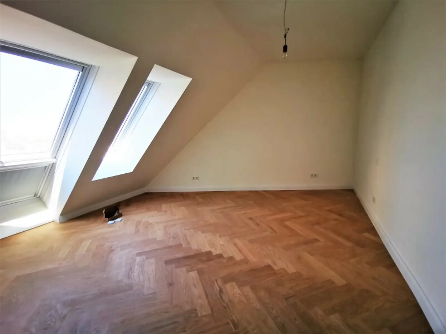 URANIA: 3 Zimmer mit hofseitiger Terrasse in Ruhelage: Luxus pur in Citynähe