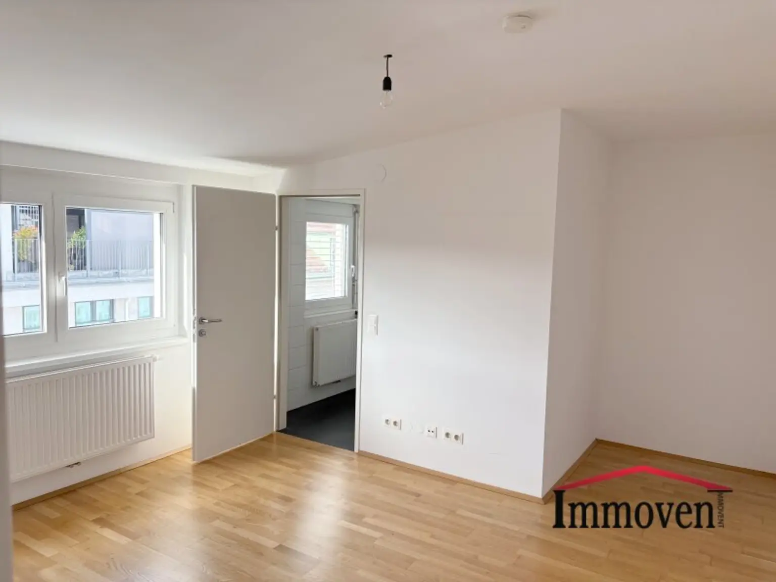 HOFSEITIG - Schöne 4-Zimmerdachgeschosswohnung mit Terrasse und Klimaanlage!
