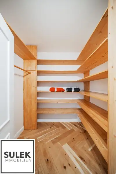 Ruhige, sanierte 3,5 Zimmer Wohnung mit Designer-Bad und Küche + Garage (optional!) in Mariahilf - beziehbar ab 01/26!