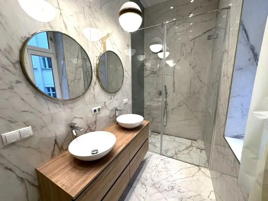 MÖLLWALDPLATZ, U1-NÄHE, 124 m2 ALTBAU, Wohnküche, 2 Zimmer, klimatisiert, 2 Bäder, Parketten, Loggia, 1. Liftstock, provisionsfrei