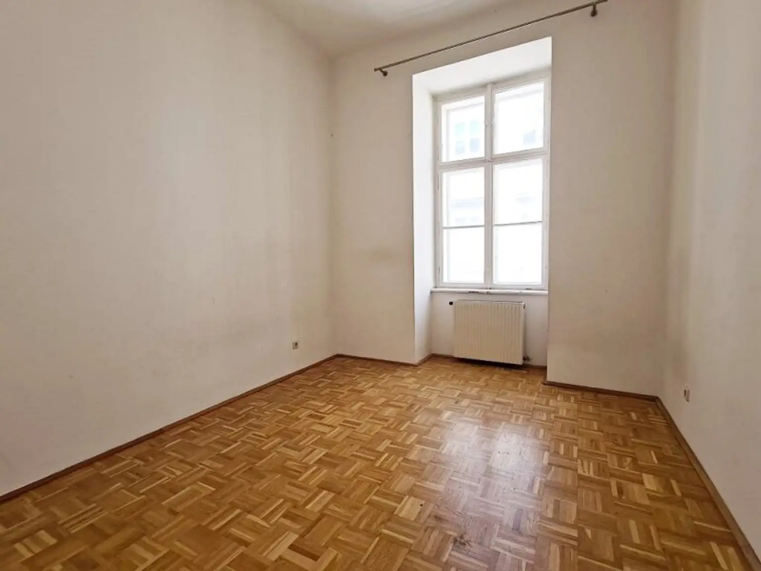 SALESIANERGASSE, teilsanierte 86 m2 Altbau, 3 Zimmer, Küche, Wannenbad, Parketten, 2. Liftstock, Botschaftsviertel