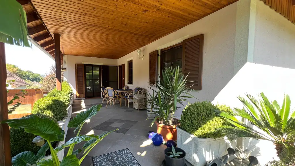 Geräumiges Einfamilienhaus, vollunterkellert, mit sehr schönem Garten!