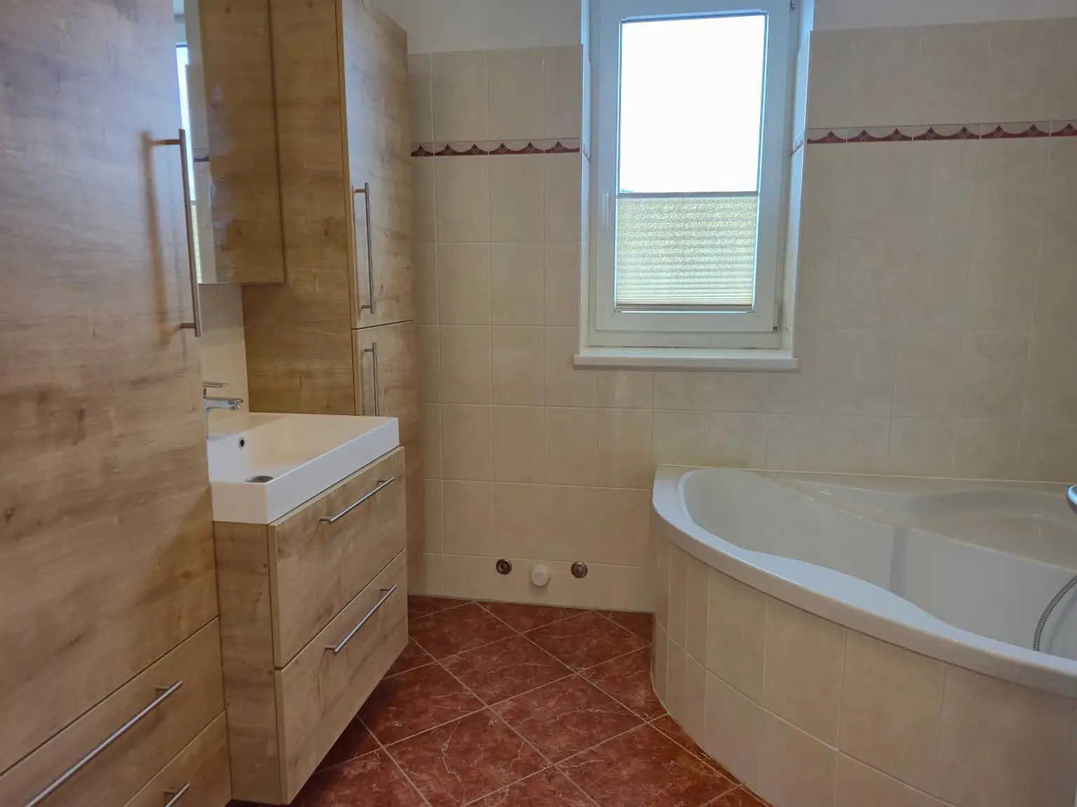Bad mit Dusche und Badewanne