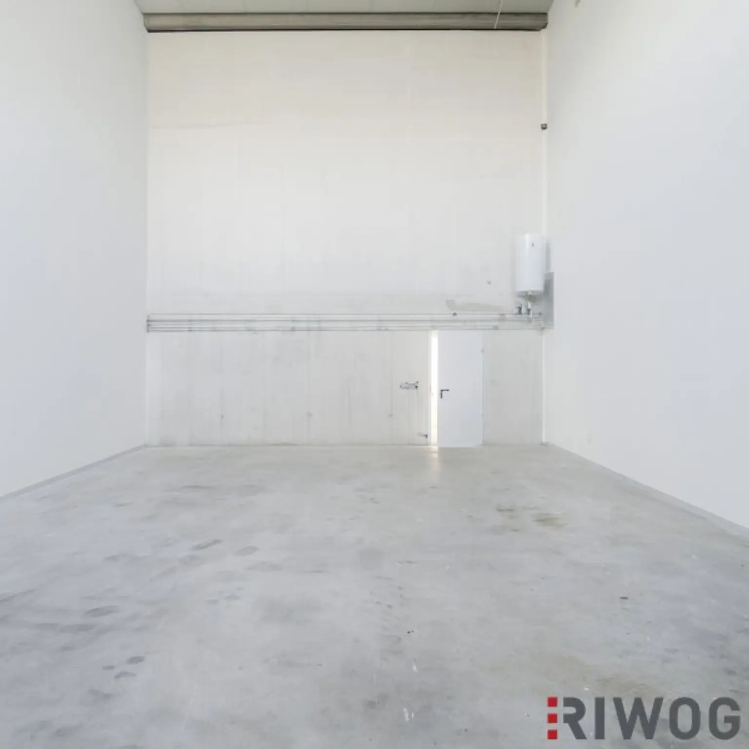 Produktionsfläche mit Büro bzw. Ausstellungsräume | ebenerdige Einfahrt durch drei Sektionaltore | Parkplätze & Luftwärmepumpe