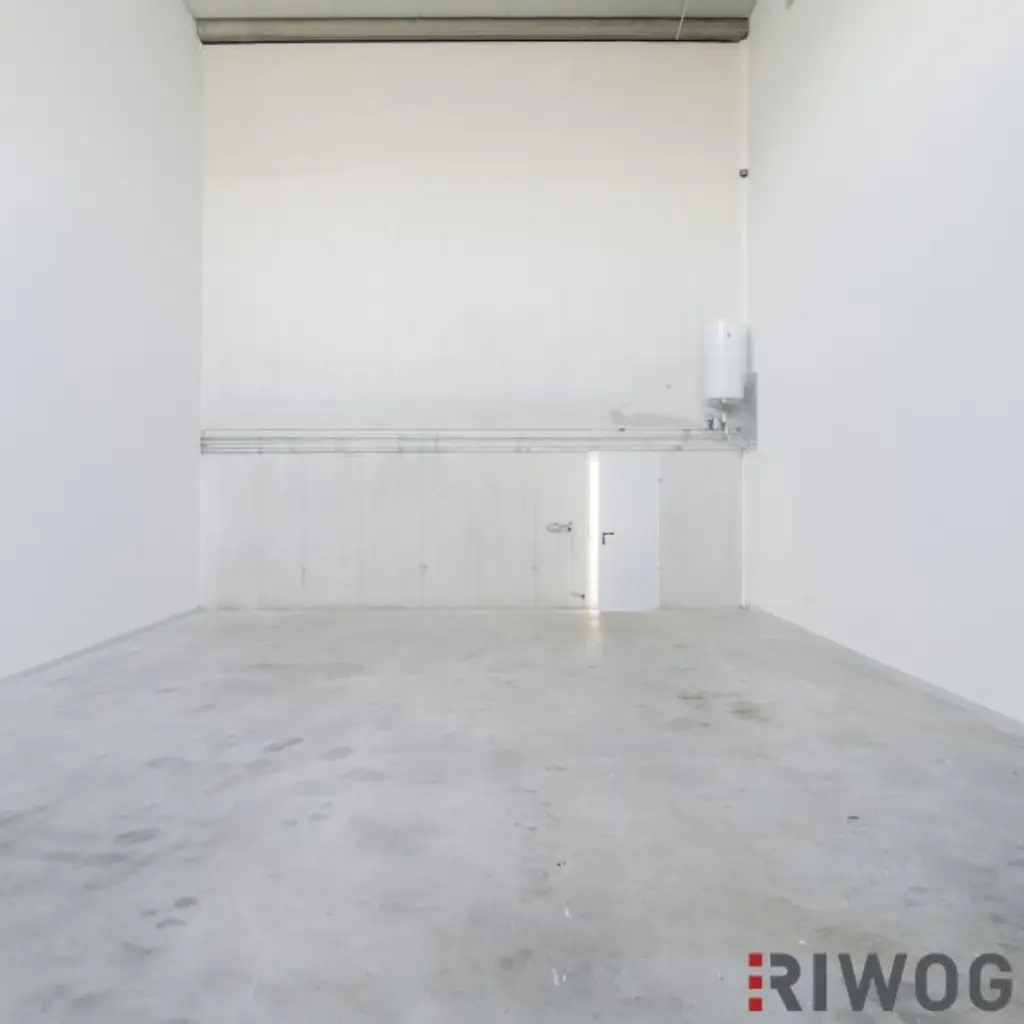 Produktionsfläche mit Büro bzw. Ausstellungsräume | ebenerdige Einfahrt durch drei Sektionaltore | Parkplätze & Luftwärmepumpe