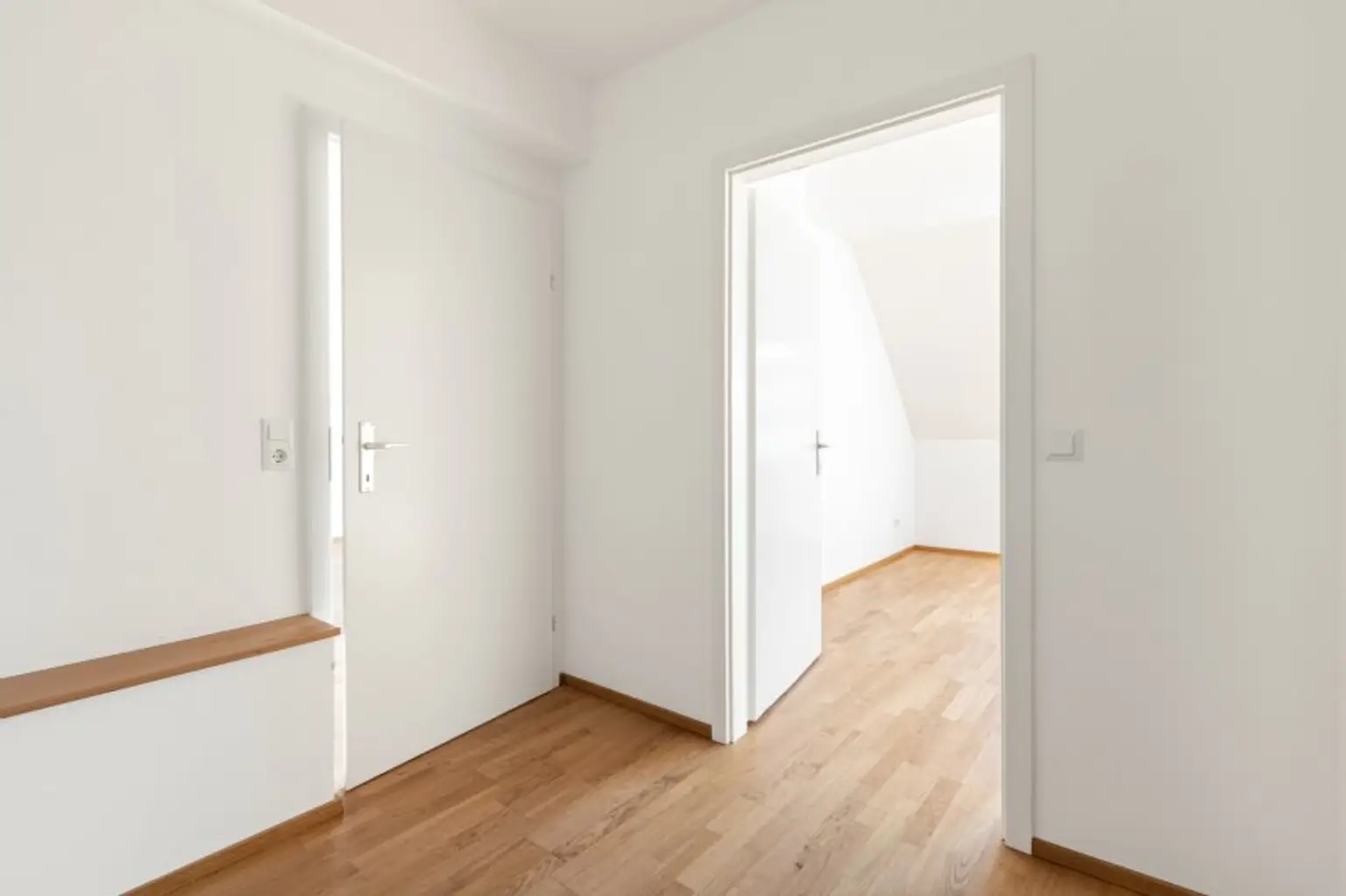 TOP ANGEBOT! Helle 4-Zi.-DG-Wohnung im 16. Bezirk! inkl. 2 Stellplätzen!