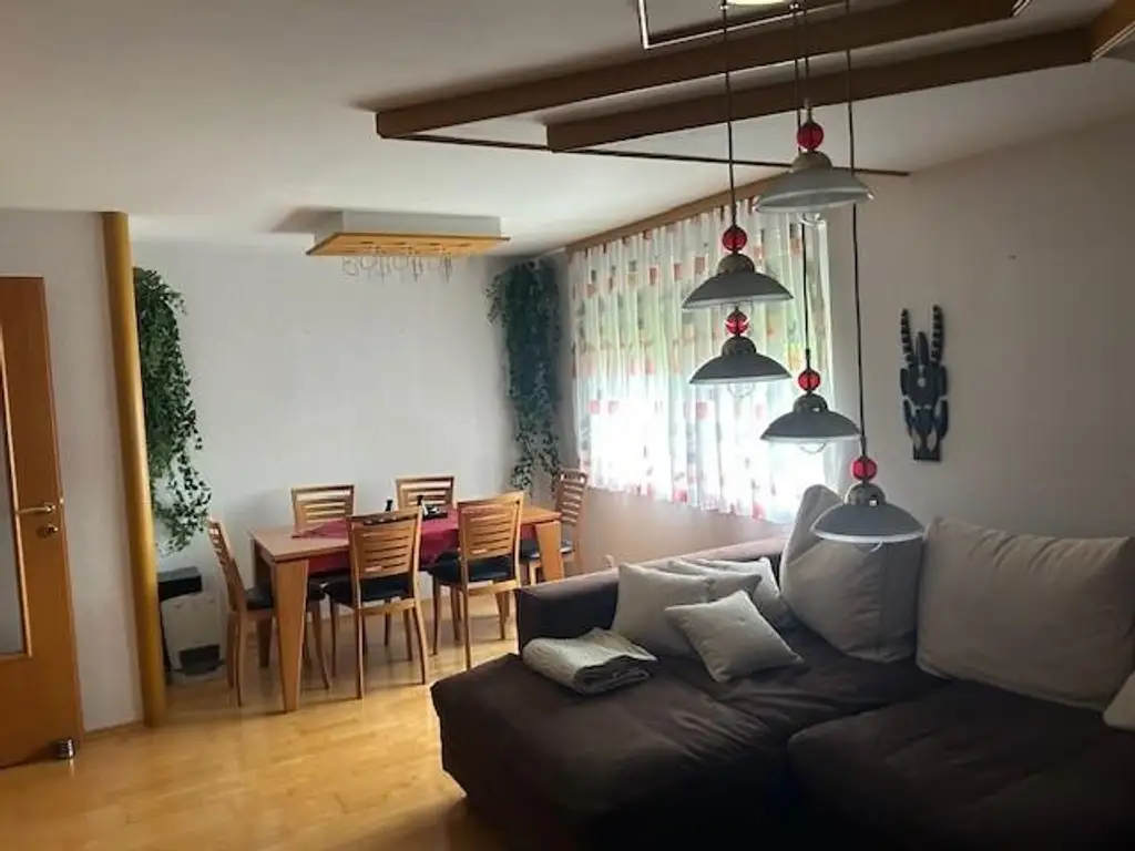 2 bis 3 Familienhaus mit Vollkeller,    mit  4 Garagen, Brunnen und Werkstatt  - sehr viel Wohnraum- 4 Bäder