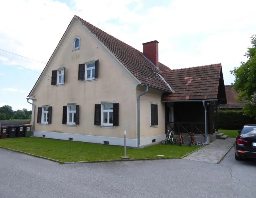 Solides Anlageobjekt - Wohnhaus mit vier Wohneinheiten und Ausbaupotential, Baulagerplatz mit Lagerhallen und Reserven