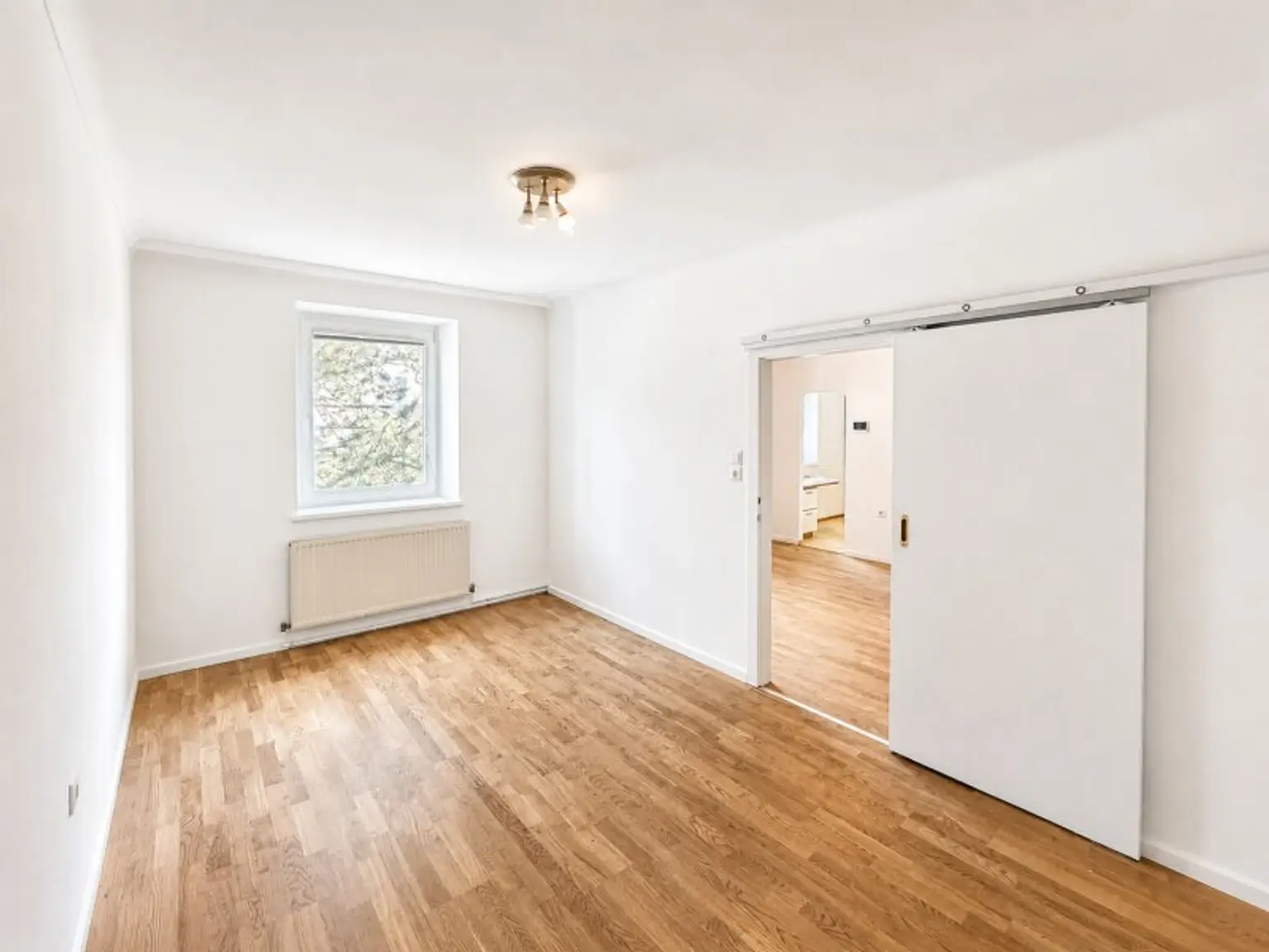 Schlafzimmer mit Blick ins Wohn-/Esszimmer