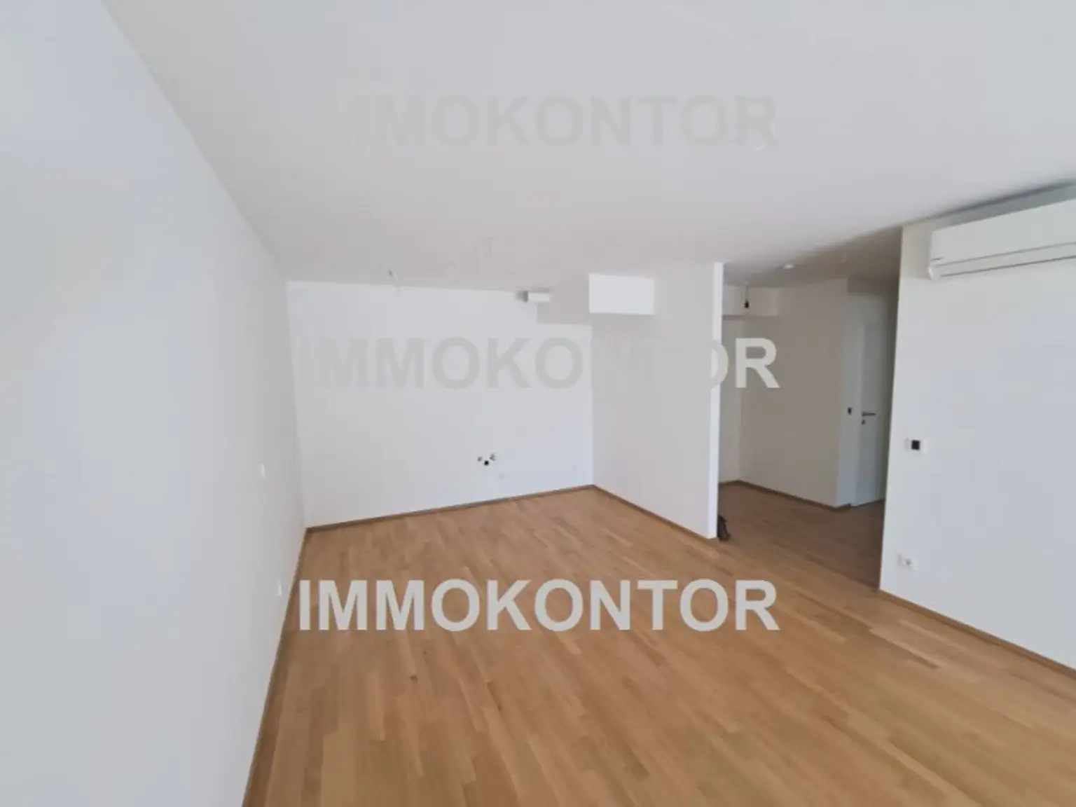 moderne Wohnung mit Balkon und Garage