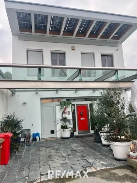 Straßenansicht mit Parkfläche und E-Ladestation