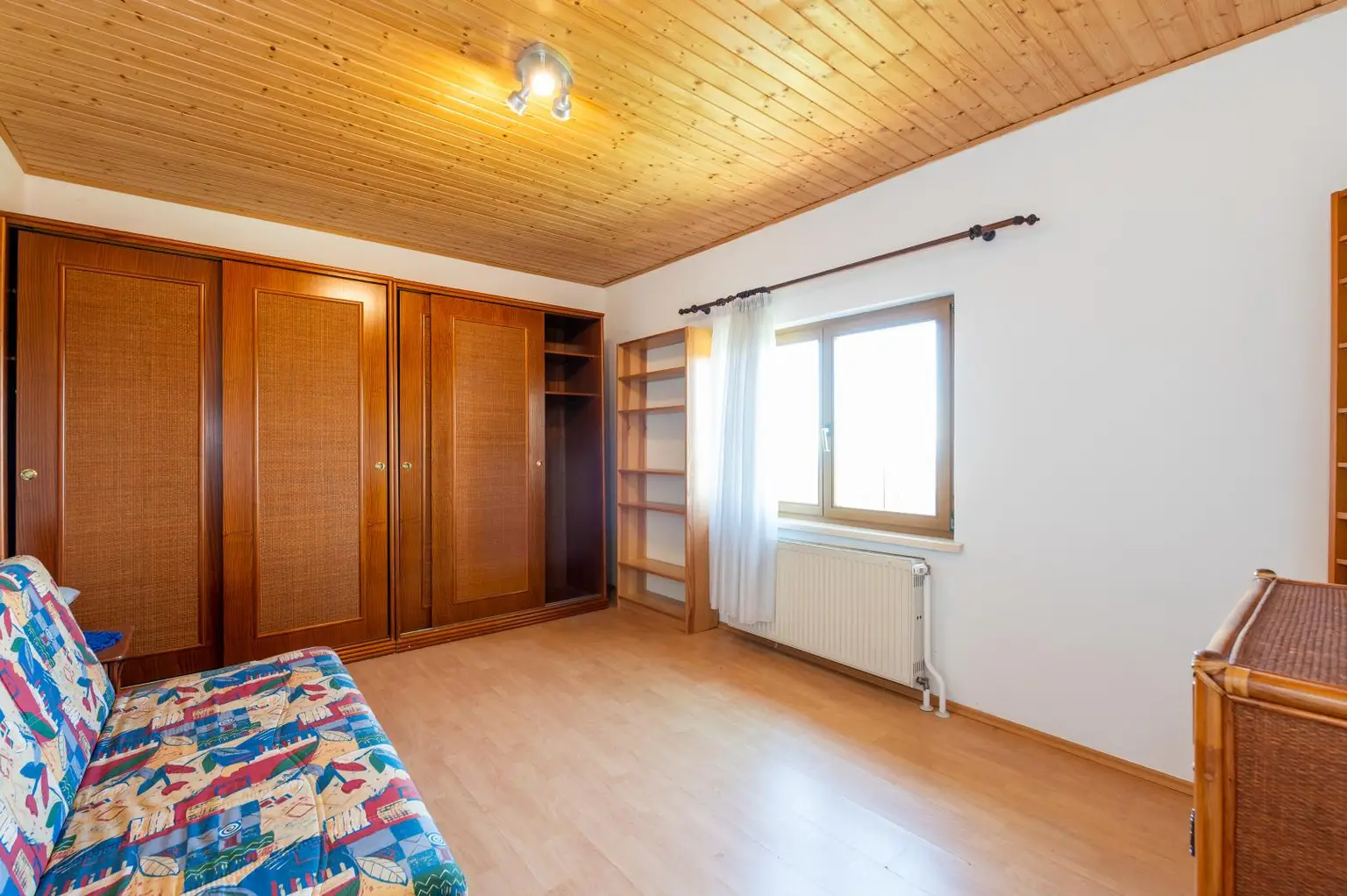 Einfamilienhaus mit Einliegerwohnung, Garage, Carports und Ausblick!