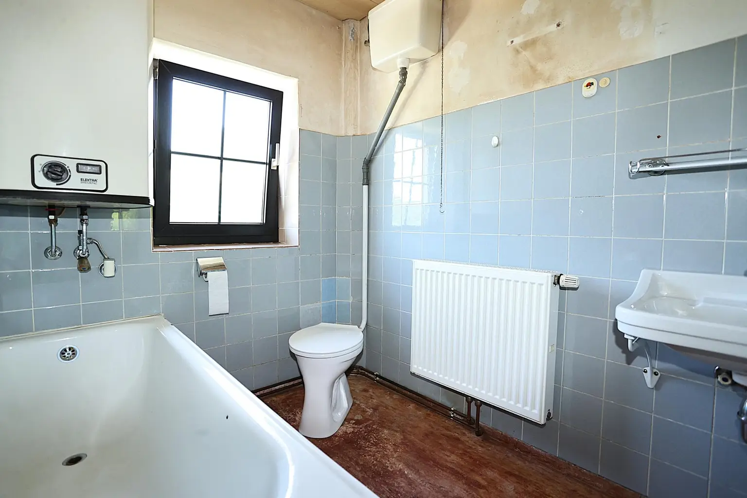 Ein-/Zwei- oder Mehrfamilienhaus zum Innenrenovieren auf 1.343 m² Grund mit Garage und Abstellplätze
