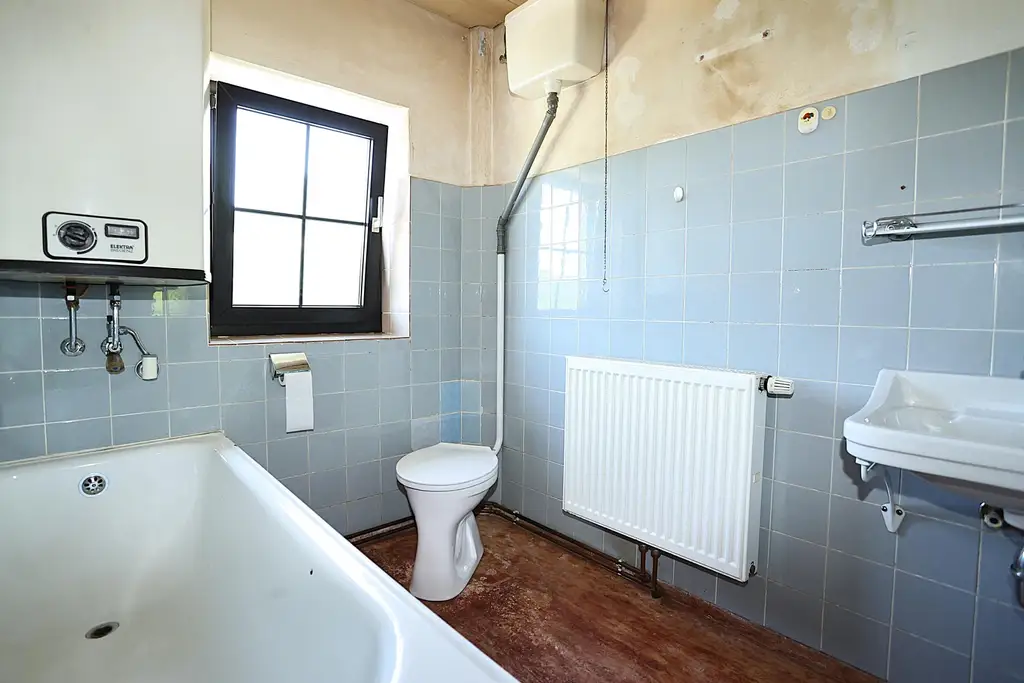 Ein-/Zwei- oder Mehrfamilienhaus zum Innenrenovieren auf 1.343 m² Grund mit Garage und Abstellplätze