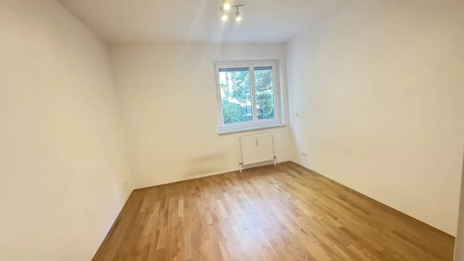 Baumeistergasse: Zwei Zimmer (zenral begehbar) mit separater Küche und Balkon!