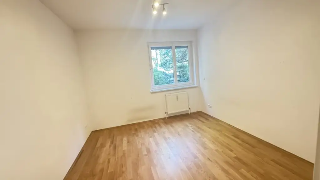 Baumeistergasse: Zwei Zimmer (zenral begehbar) mit separater Küche und Balkon!