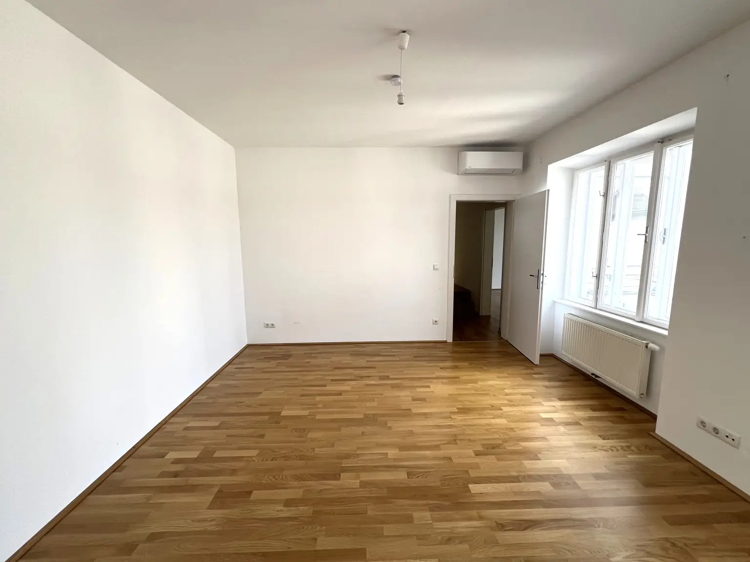 UNBEFRISTET: Wohnen in Bestlage: Attraktive klimatisierte Dachgeschoss-Wohnung in der Neubaugasse