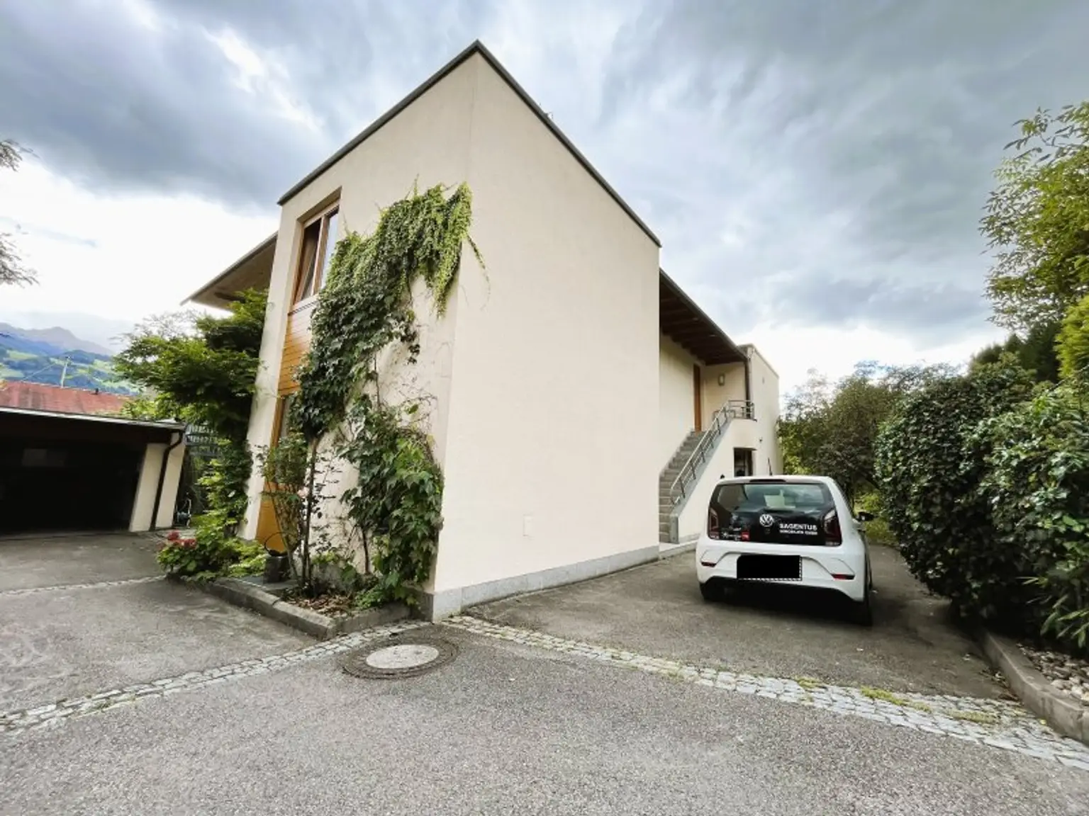 Außenansicht mit 1 Autoabstellplatz